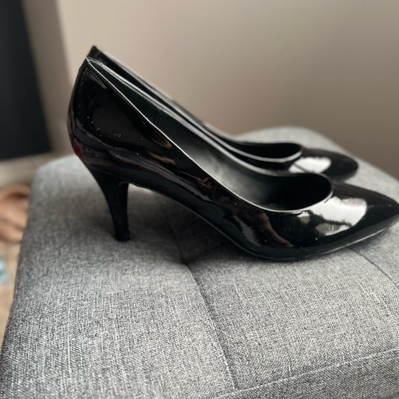 Black Winners Brand shoe, Size 8, small heel, Glossy finish. - Picture 2 of 5